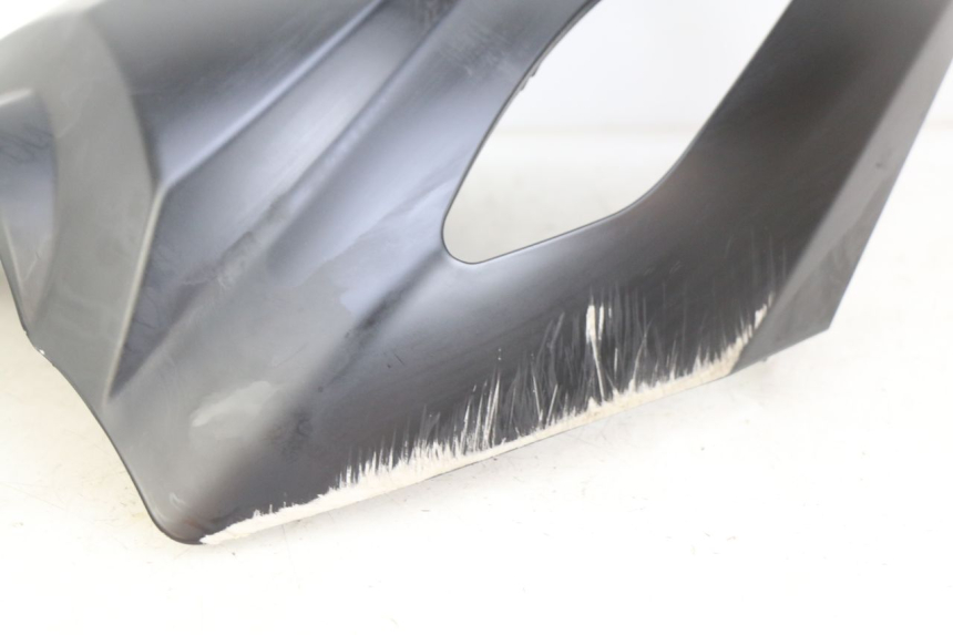 photo de CARENADO FRONTAL SUPERIOR PEUGEOT KISBEE 2T 50 (2018 - 2022) - Zoom sobre los componentes