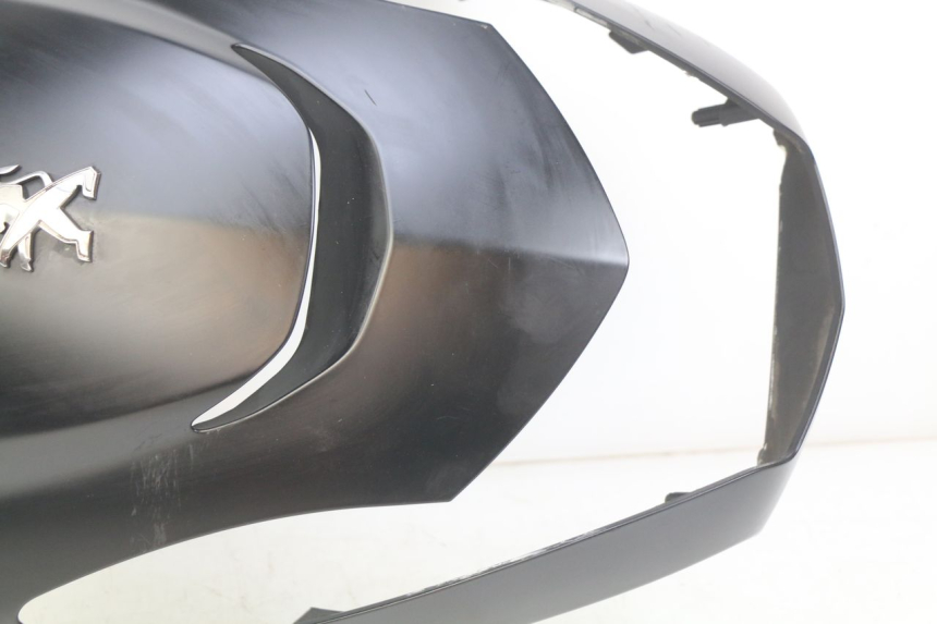 photo de CARENADO FRONTAL SUPERIOR PEUGEOT KISBEE 2T 50 (2018 - 2022) - Primer plano de alta resolución