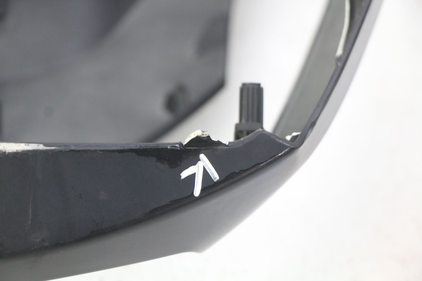 photo de CARENADO FRONTAL SUPERIOR PEUGEOT KISBEE 2T 50 (2018 - 2022) - Detalles de los puntos de fijación