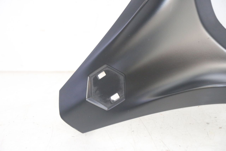 photo de CARENADO FRONTAL SUPERIOR PIAGGIO MP3 HPE 300 (2019 - 2026) - Detalles de los puntos de fijación