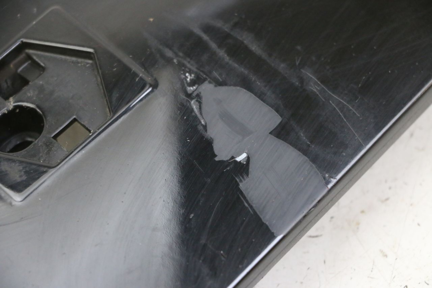 photo de CARENADO FRONTAL SUPERIOR PIAGGIO VESPA GRANTURISMO 200 (2004 - 2005) - Primer plano técnico