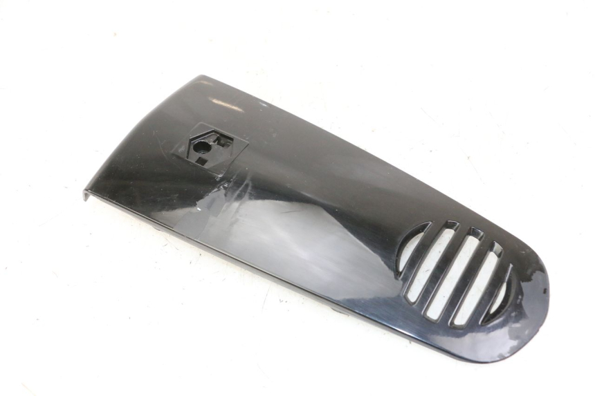 photo de CARENADO FRONTAL SUPERIOR PIAGGIO VESPA GRANTURISMO 200 (2004 - 2005) - Detalles de los puntos de fijación