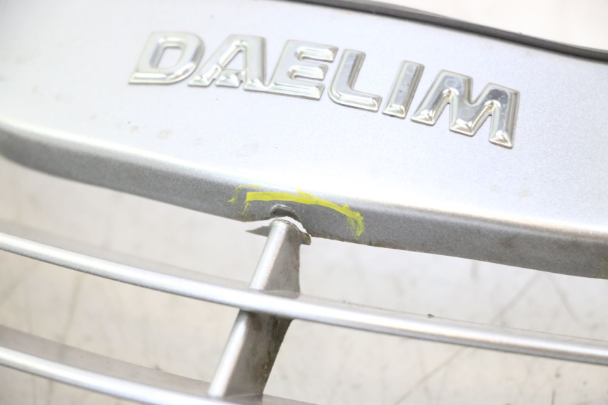 photo de CARENADO FRONTAL SUPERIOR DAELIM S2 125 (2006 - 2007) - Zoom sobre los componentes