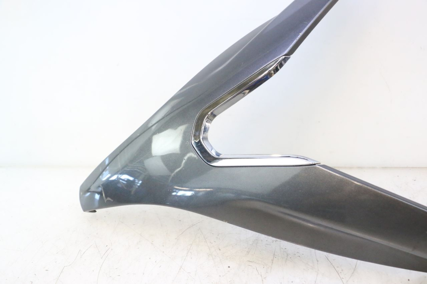 photo de CARENADO FRONTAL SUPERIOR PEUGEOT SATELIS 125 (2013 - 2018) - Zoom sobre los componentes
