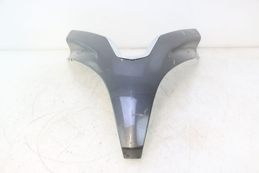 photo de CARENADO FRONTAL SUPERIOR PEUGEOT SATELIS 125 (2013 - 2018) - Perfil de la pieza de repuesto