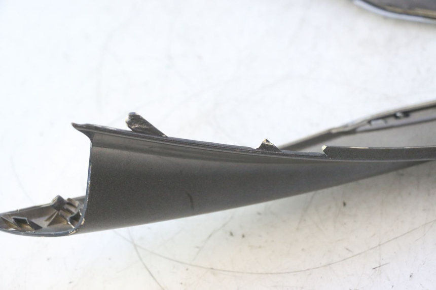photo de CARENADO FRONTAL SUPERIOR PEUGEOT SATELIS 125 (2013 - 2018) - Detalles de los puntos de fijación
