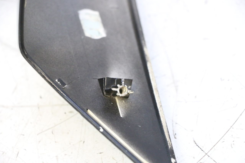 photo de CARENADO FRONTAL SUPERIOR PEUGEOT SATELIS 125 (2006 - 2009) - Zoom sobre los componentes