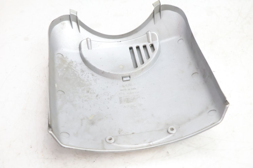 photo de CARENADO FRONTAL SUPERIOR APRILIA SCARABEO GT 125 (1999 - 2007) - Detalles de los puntos de fijación