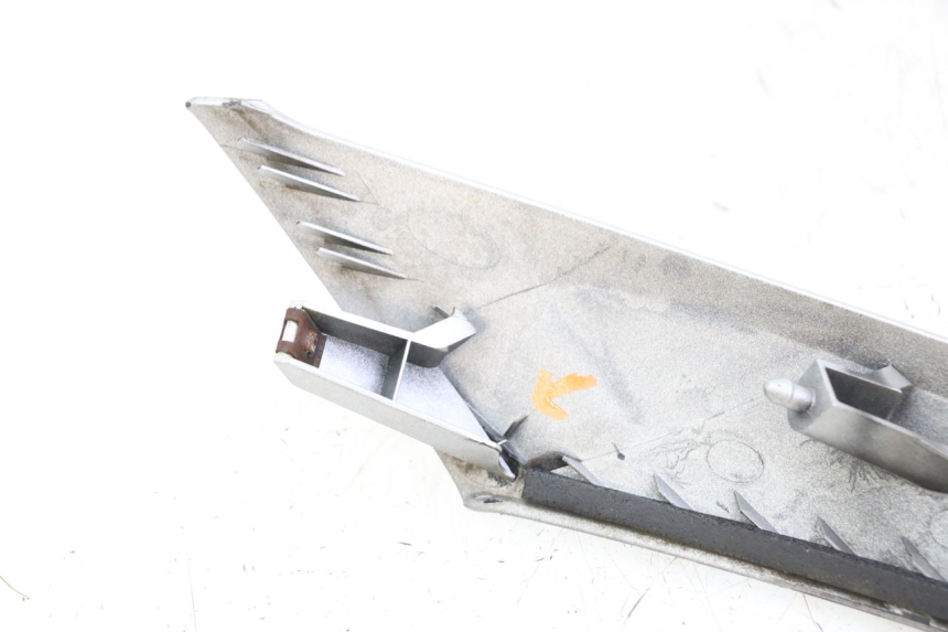 photo de CARENADO FRONTAL SUPERIOR SUZUKI BURGMAN 125 (2007 - 2014) - Detalle de la pieza