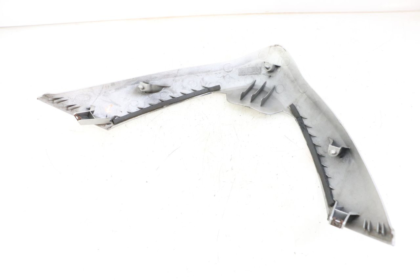 photo de CARENADO FRONTAL SUPERIOR SUZUKI BURGMAN 125 (2007 - 2014) - Primer plano técnico