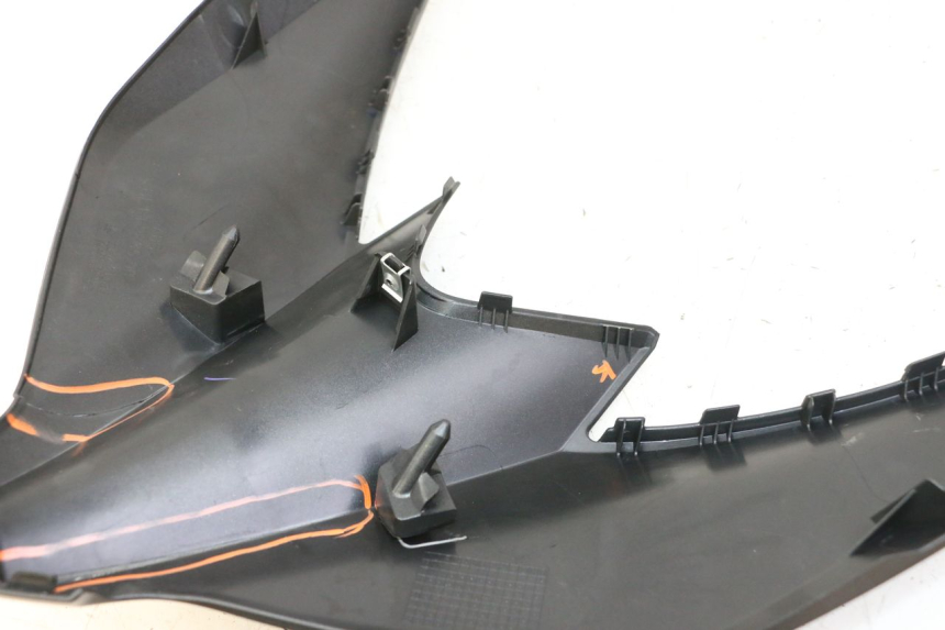 photo de CARENADO FRONTAL SUPERIOR YAMAHA XMAX X-MAX 125 (2021 - 2025) - Primer plano técnico