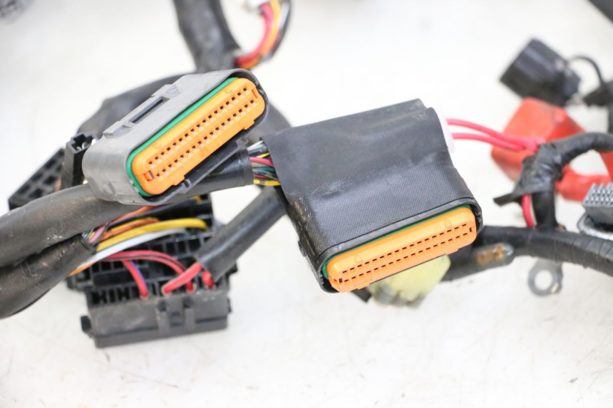 photo de CABLEADO SUZUKI GSR 750 (2011 - 2017) - Primer plano técnico