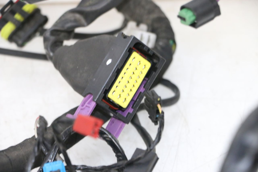 photo de CABLEADO PIAGGIO MP3 HPE 300 (2019 - 2026) - Zoom sobre los componentes