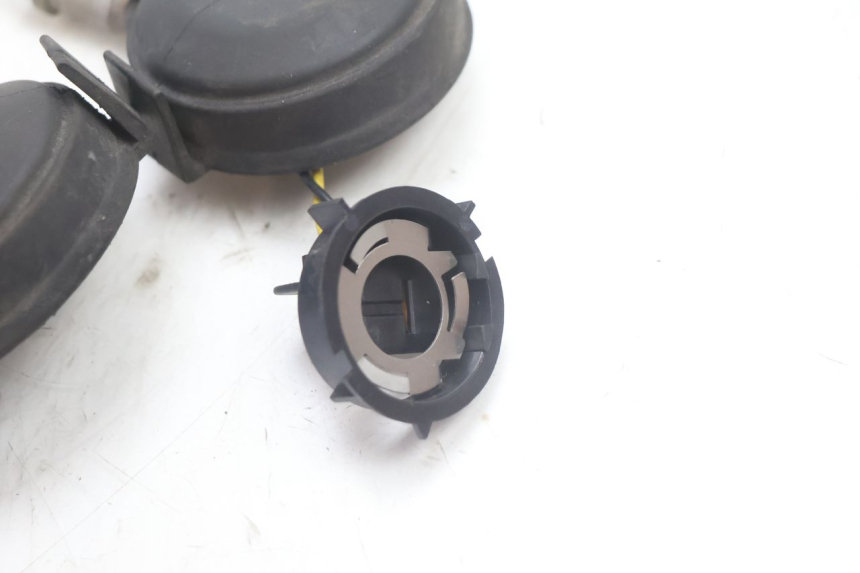 photo de FARO CABLEADO YAMAHA YP MAJESTY 125 (2007 - 2010) - Detalles de los puntos de fijación