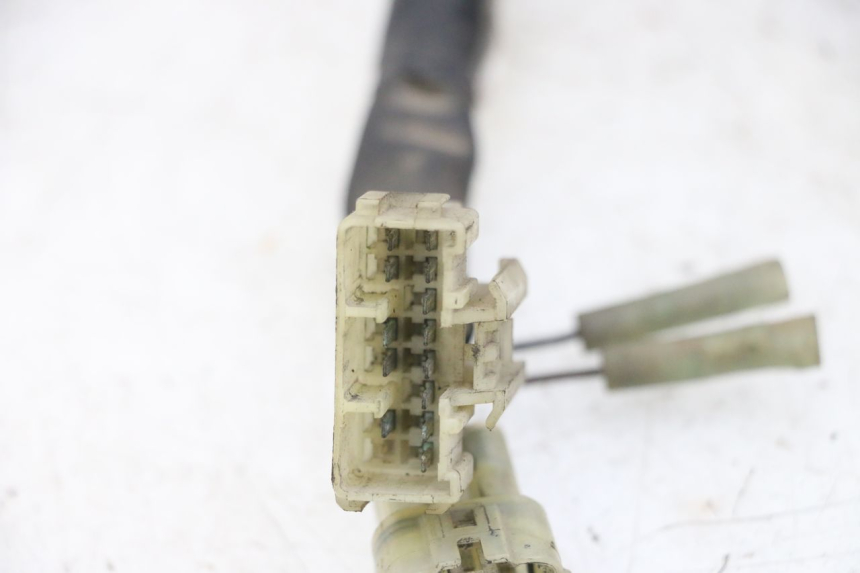 photo de CARENADO FRONTAL CABLEADO YAMAHA FZS FAZER 600 (2001 - 2003) - Detalles de los puntos de fijación