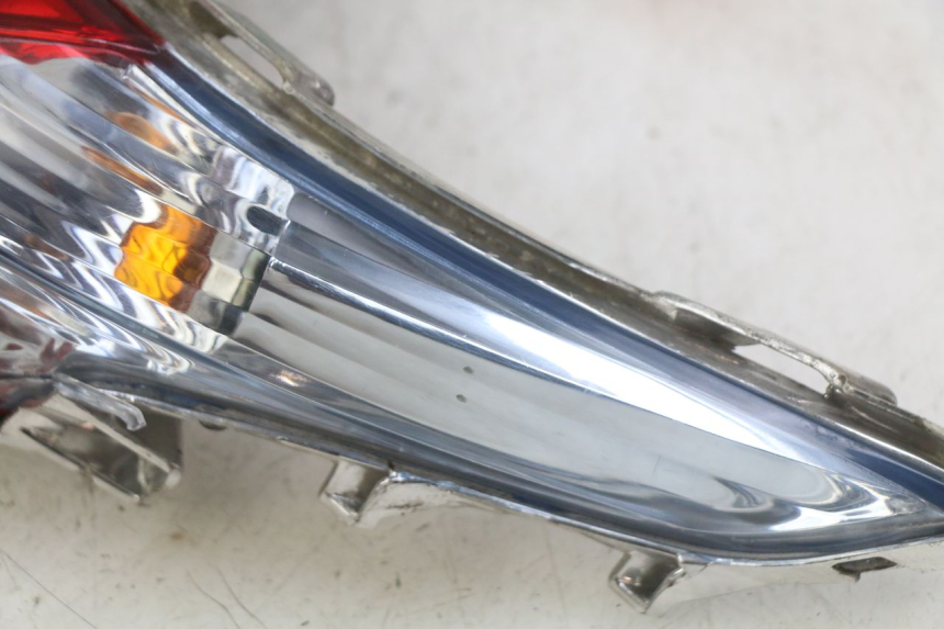 photo de LUZ TRASERA KYMCO AGILITY 16+ 4T 50 (2018 - 2023) - Detalles de los puntos de fijación