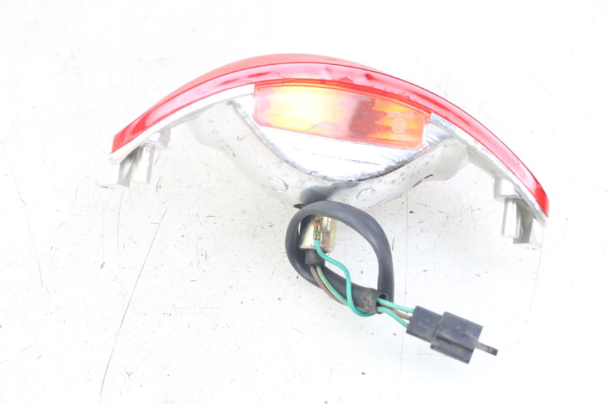 photo de LUZ TRASERA KYMCO AGILITY 4T 50 (2018 - 2022) - Detalles de los puntos de fijación