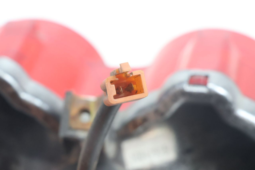 photo de LUZ TRASERA YAMAHA BW'S BWS 125 (2010 - 2013) - Detalles de los puntos de fijación
