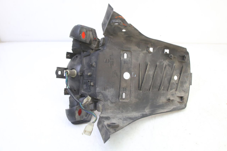 photo de LUZ TRASERA YAMAHA BW'S 100 (1999 - 2002) - Detalles de los puntos de fijación