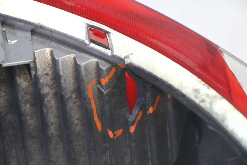 photo de LUZ TRASERA YAMAHA CYGNUS X INJECTION 125 (2007 - 2013) - Detalles de los puntos de fijación