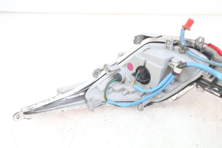 photo de LUZ TRASERA KYMCO DOWNTOWN ABS 125 (2015 - 2017) - Estado de la superficie y material