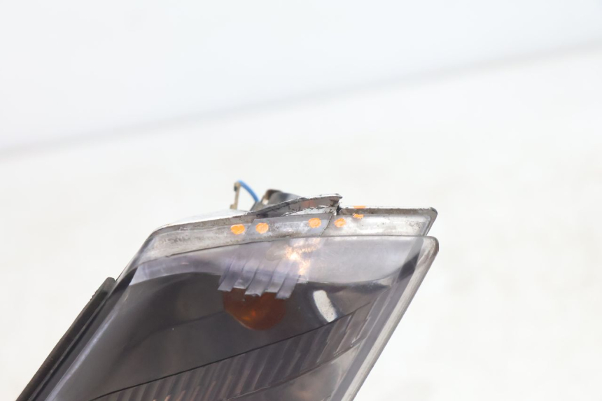 photo de LUZ TRASERA DERECHA APRILIA ATLANTIC S 125 (2010 - 2013) - Detalles de los puntos de fijación