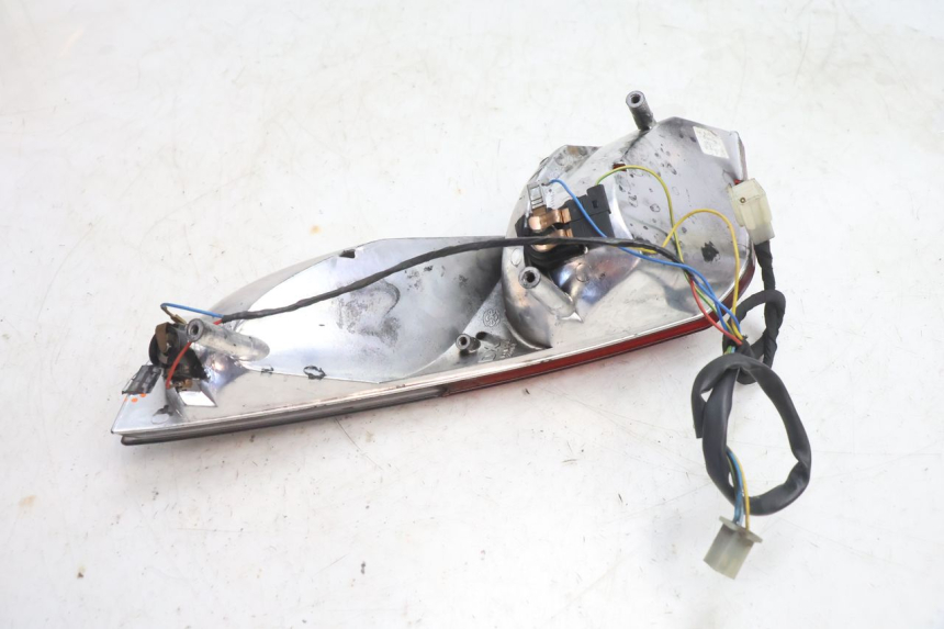photo de LUZ TRASERA DERECHA APRILIA ATLANTIC S 125 (2010 - 2013) - Estado de la superficie y material
