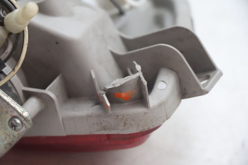 photo de LUZ TRASERA DERECHA SUZUKI BURGMAN EXECUTIVE ABS 650 (2006 - 2012) - Detalles de los puntos de fijación