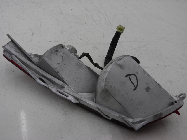 photo de LUZ TRASERA DERECHA HONDA FES PANTHEON 125 (2003 - 2007) - Primer plano técnico