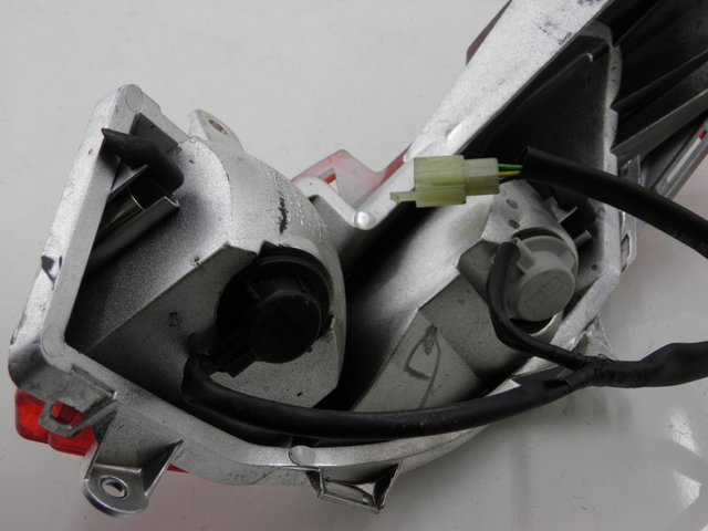 photo de LUZ TRASERA DERECHA HONDA FES S-WING SWING 125 (2007 - 2015) - Primer plano técnico