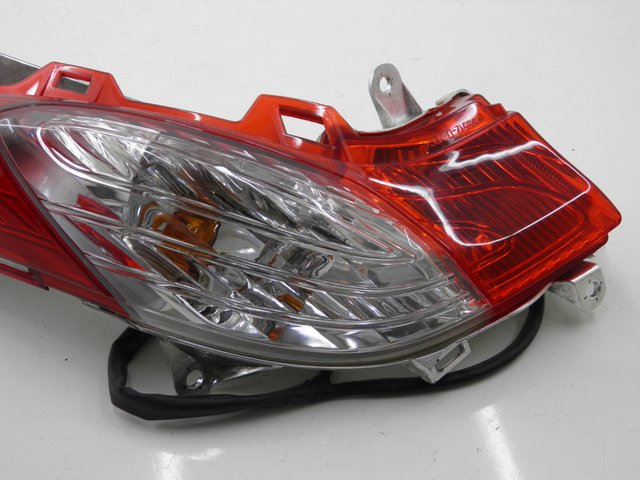 photo de LUZ TRASERA DERECHA HONDA FES S-WING SWING 125 (2007 - 2015) - Detalles de los puntos de fijación