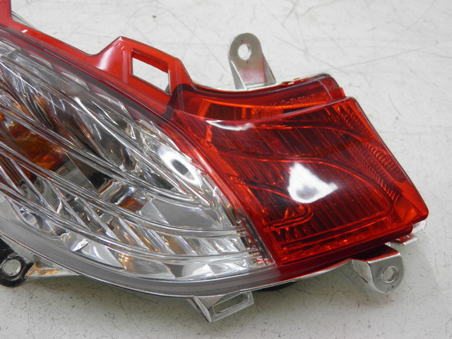 photo de LUZ TRASERA DERECHA HONDA FES S-WING SWING ABS 125 (2007 - 2015) - Primer plano técnico