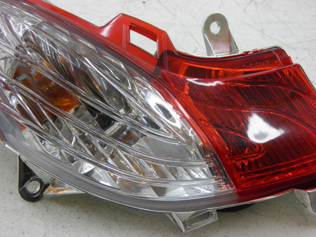 photo de LUZ TRASERA DERECHA HONDA FES S-WING SWING ABS 125 (2007 - 2015) - Detalles de los puntos de fijación