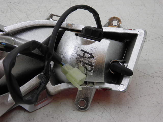 photo de LUZ TRASERA DERECHA HONDA FES S-WING SWING ABS 125 (2007 - 2015) - Estado de la superficie y material