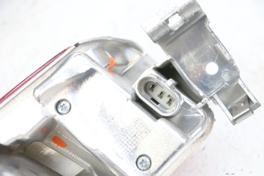 photo de LUZ TRASERA DERECHA PIAGGIO MP3 HPE 300 (2019 - 2026) - Estado de la superficie y material