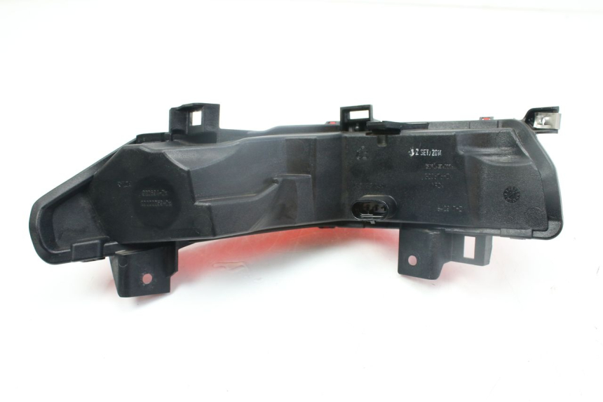 photo de LUZ TRASERA DERECHA PIAGGIO MP3 500 (2014 - 2017) - Detalles de los puntos de fijación