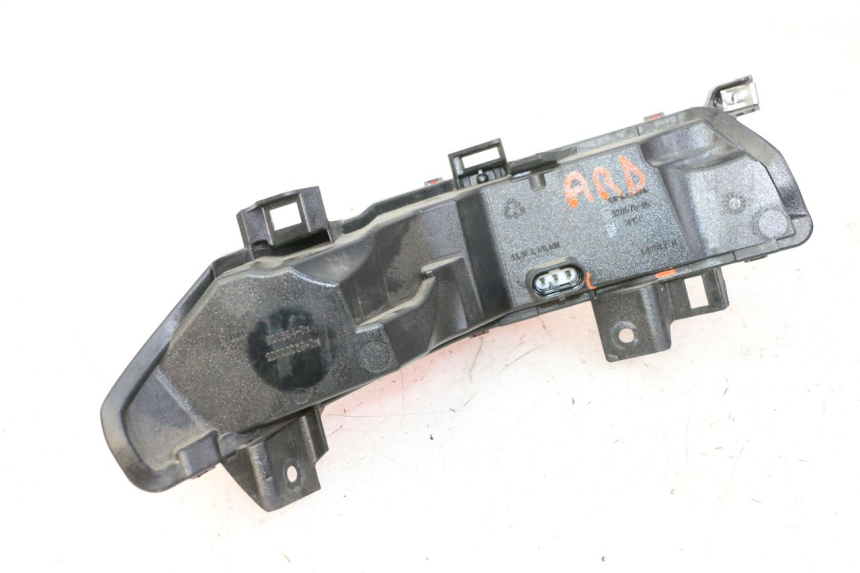 photo de LUZ TRASERA DERECHA PIAGGIO MP3 500 (2014 - 2017) - Detalles de los puntos de fijación