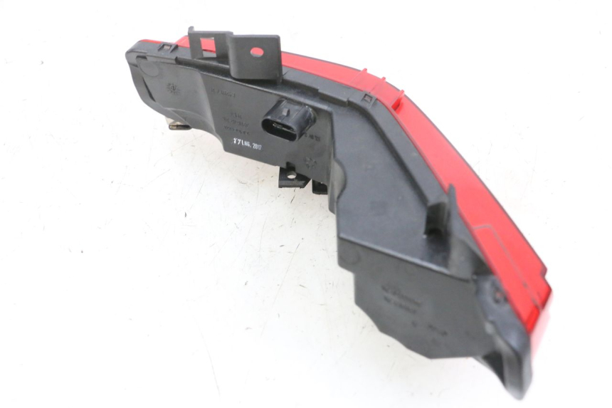 photo de LUZ TRASERA DERECHA PIAGGIO MP3 500 (2016 - 2018) - Detalles de los puntos de fijación