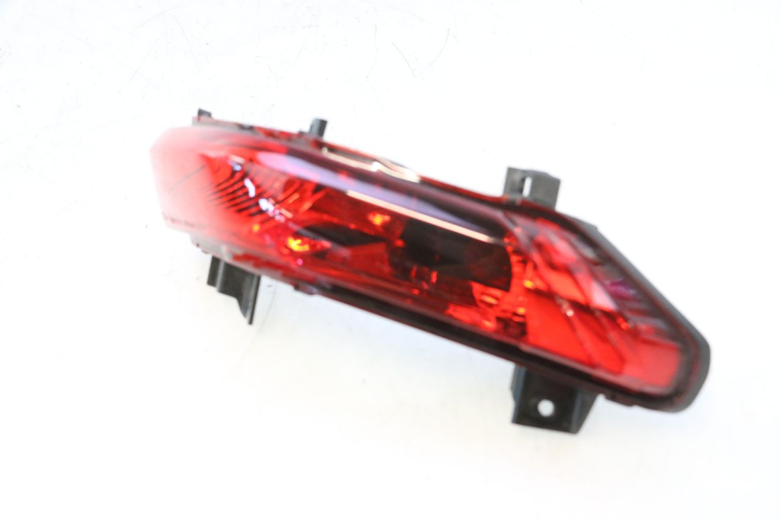 photo de LUZ TRASERA DERECHA PIAGGIO MP3 500 (2016 - 2018) - Detalles de los puntos de fijación