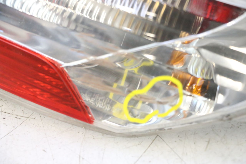 photo de LUZ TRASERA DERECHA PIAGGIO MP3 125 (2006 - 2014) - Detalles de los puntos de fijación