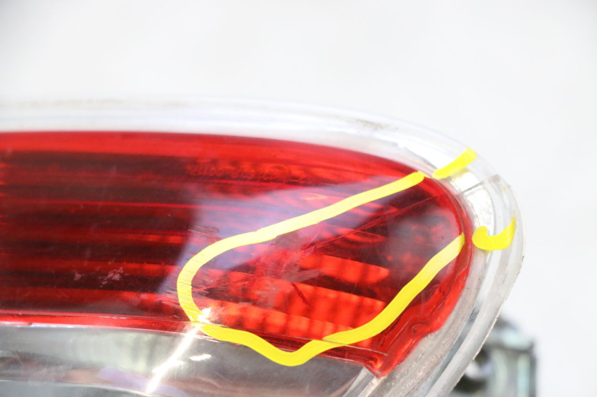 photo de LUZ TRASERA DERECHA PIAGGIO MP3 125 (2006 - 2014) - Estado de la superficie y material