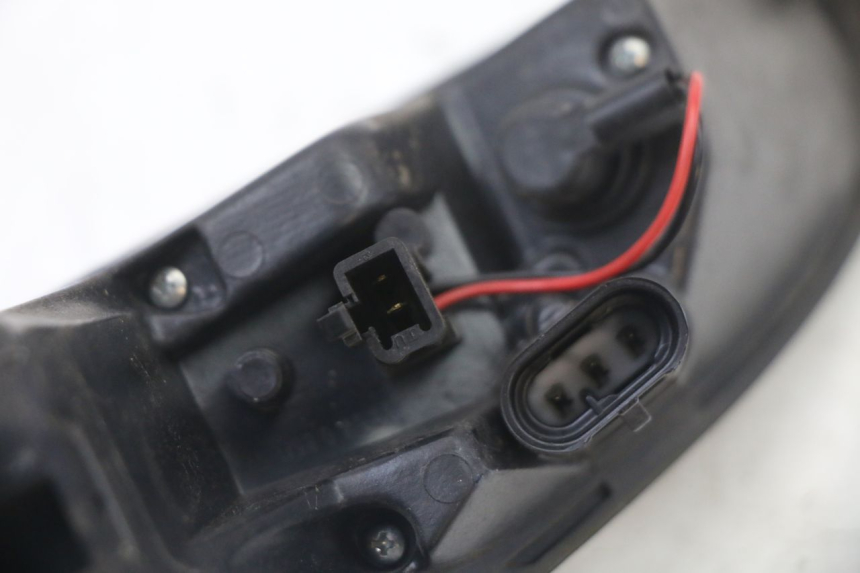 photo de LUZ TRASERA DERECHA PEUGEOT SATELIS 125 (2013 - 2018) - Estado de la superficie y material