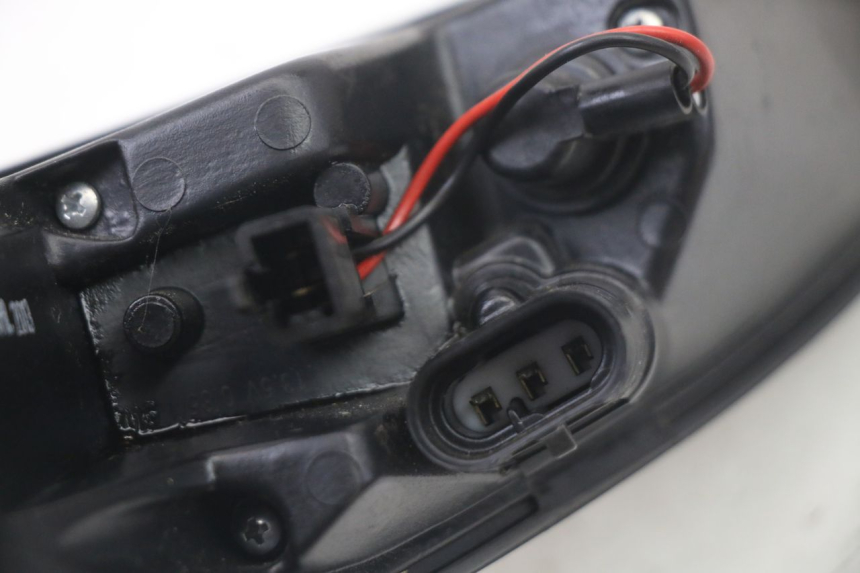 photo de LUZ TRASERA DERECHA PEUGEOT SATELIS 125 (2013 - 2018) - Detalles de los puntos de fijación