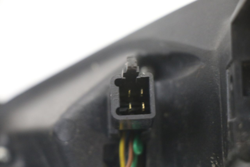 photo de LUZ TRASERA DERECHA PEUGEOT SATELIS COMPRESSOR K15 125 (2006 - 2009) - Estado de la superficie y material