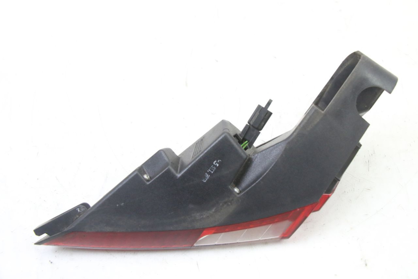 photo de LUZ TRASERA DERECHA PEUGEOT SATELIS COMPRESSOR K15 125 (2006 - 2009) - Primer plano técnico