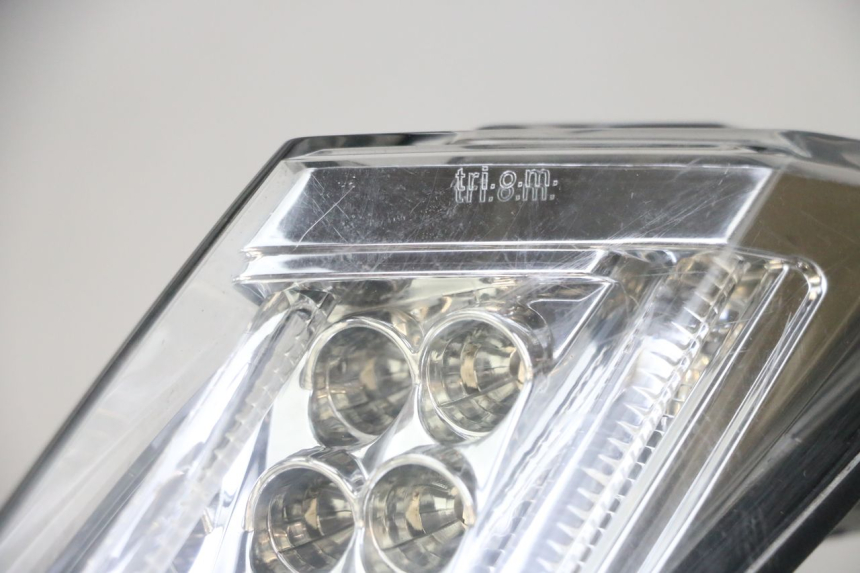 photo de LUZ TRASERA DERECHA PEUGEOT SATELIS 125 (2013 - 2018) - Detalles de los puntos de fijación