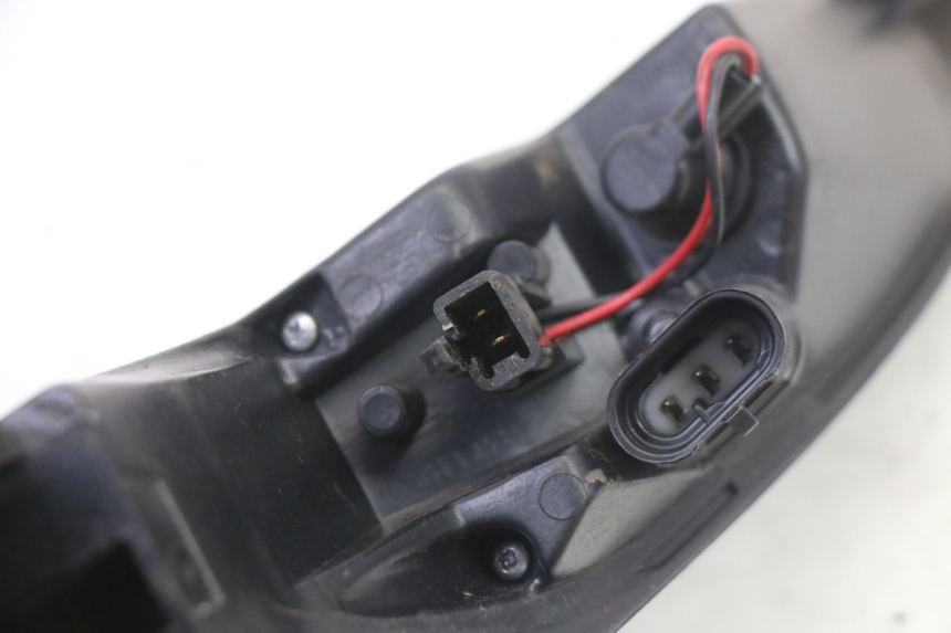 photo de LUZ TRASERA DERECHA PEUGEOT SATELIS 125 (2013 - 2018) - Detalles de los puntos de fijación