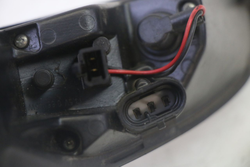 photo de LUZ TRASERA DERECHA PEUGEOT SATELIS 125 (2013 - 2018) - Detalles de los puntos de fijación