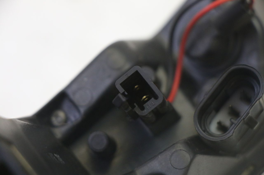 photo de LUZ TRASERA DERECHA PEUGEOT SATELIS 125 (2013 - 2018) - Detalles de los puntos de fijación