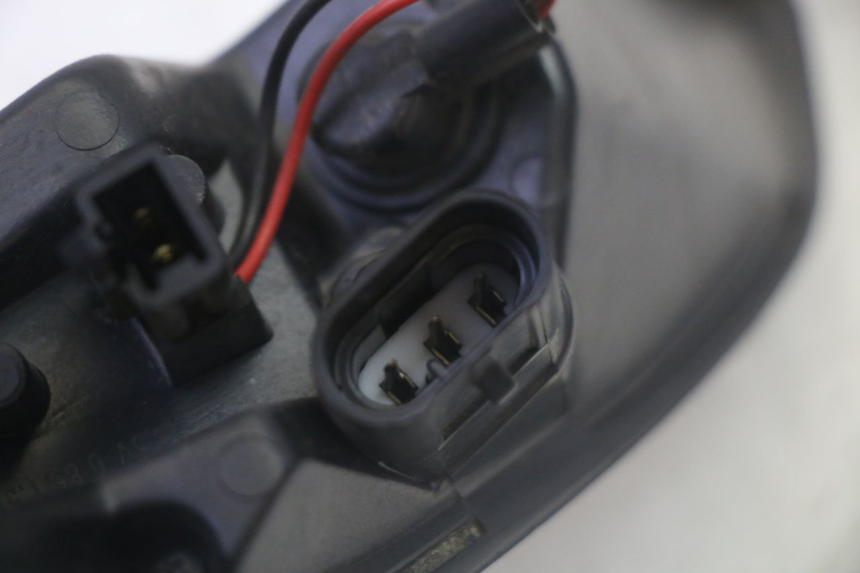 photo de LUZ TRASERA DERECHA PEUGEOT SATELIS 125 (2013 - 2018) - Estado de la superficie y material